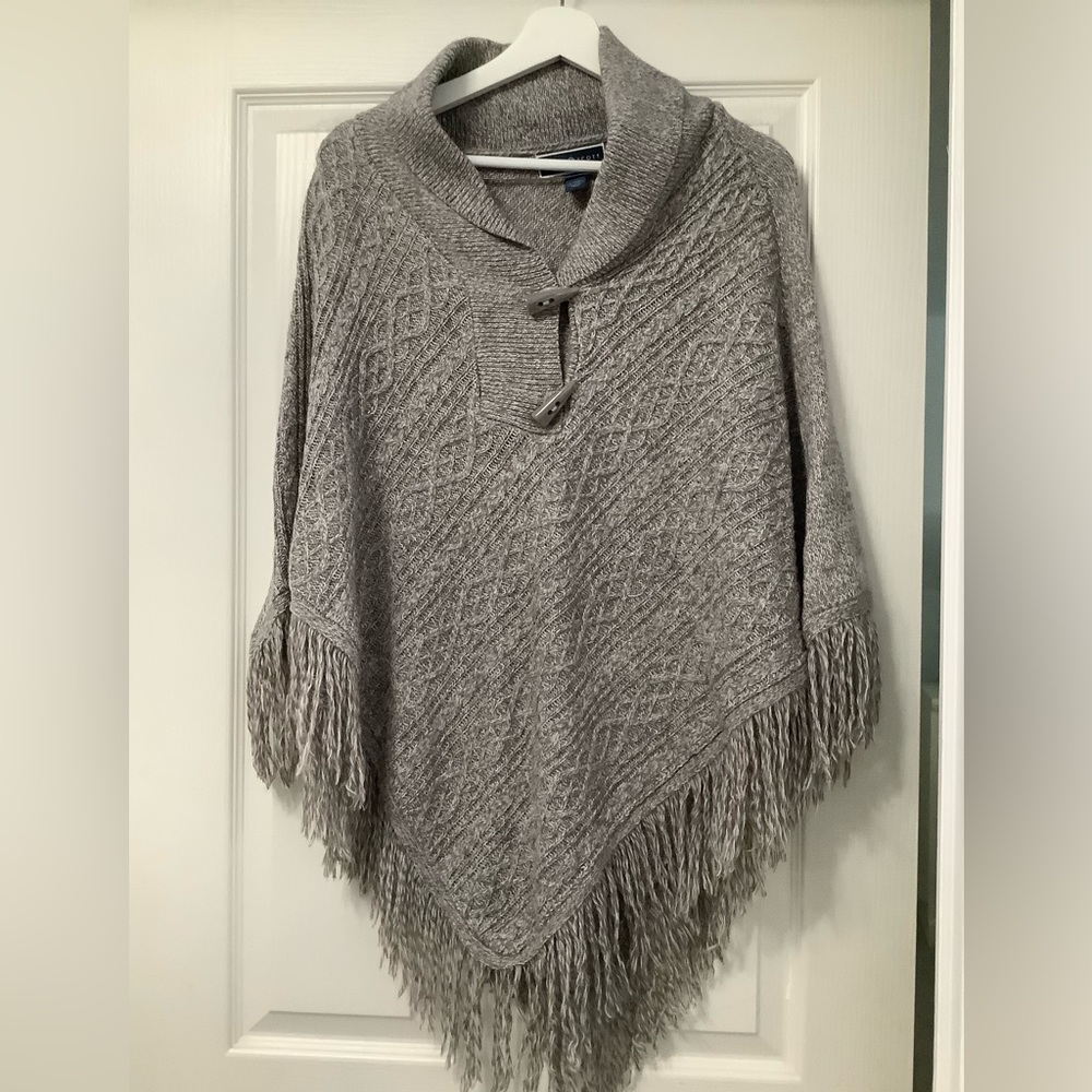 Karen Scott women’s sweater poncho. Lightweight. Size L/XL Grey with fringe